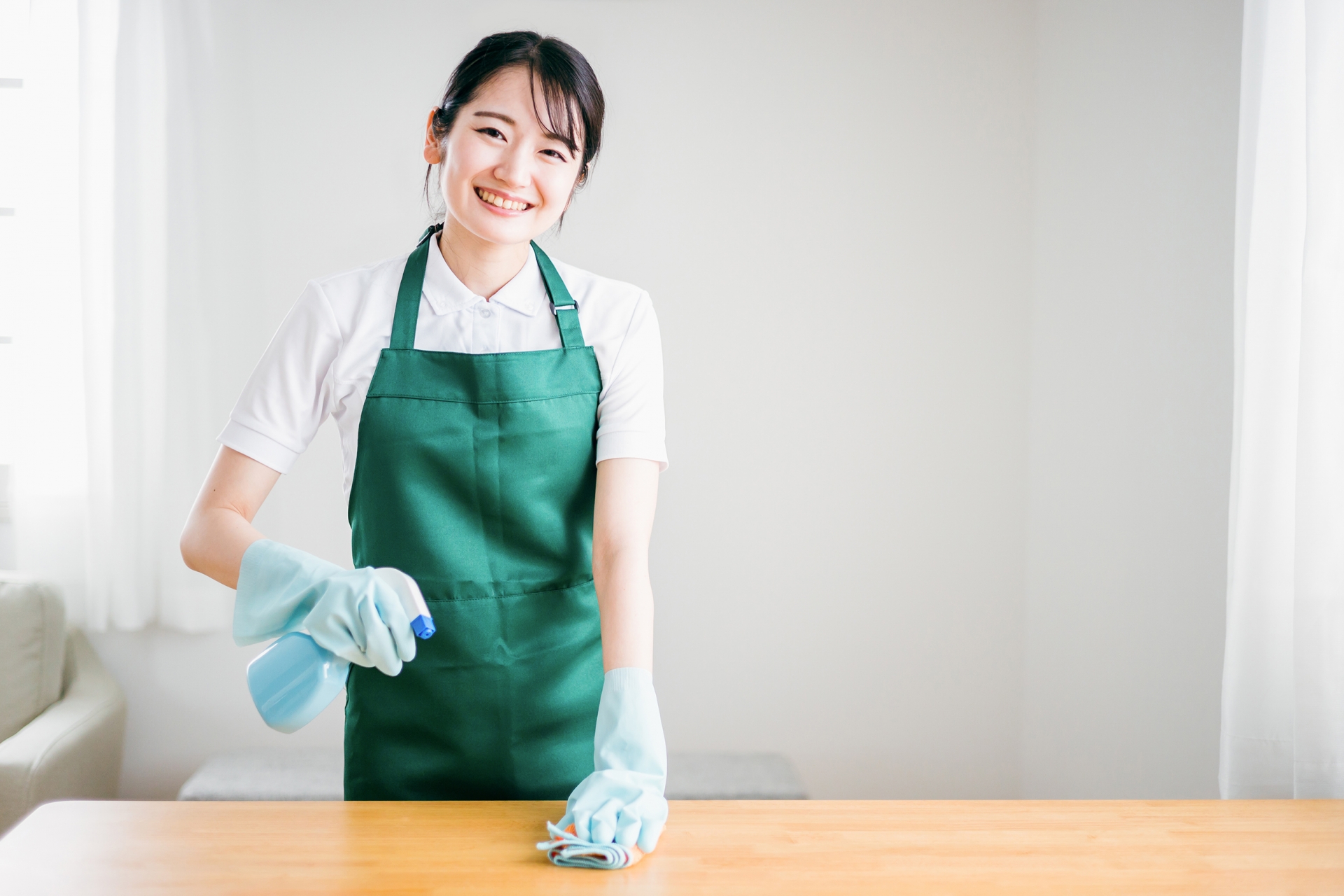掃除する女性