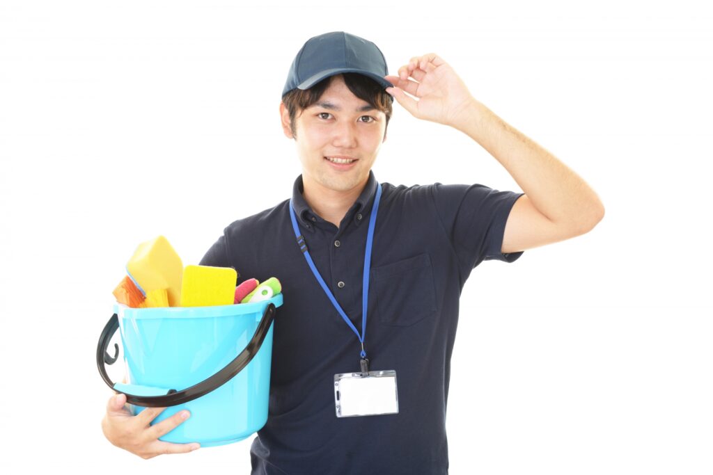 清掃する男性
